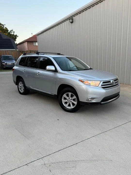 2013 Toyota Highlander - Image 2 of 11