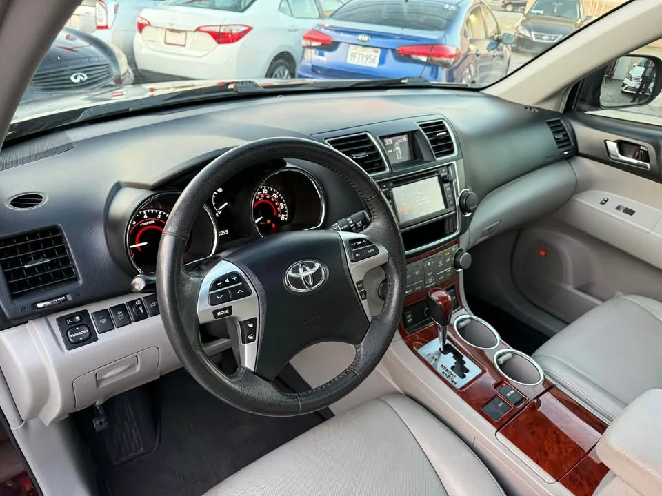 2013 Toyota Highlander - Image 8 of 16