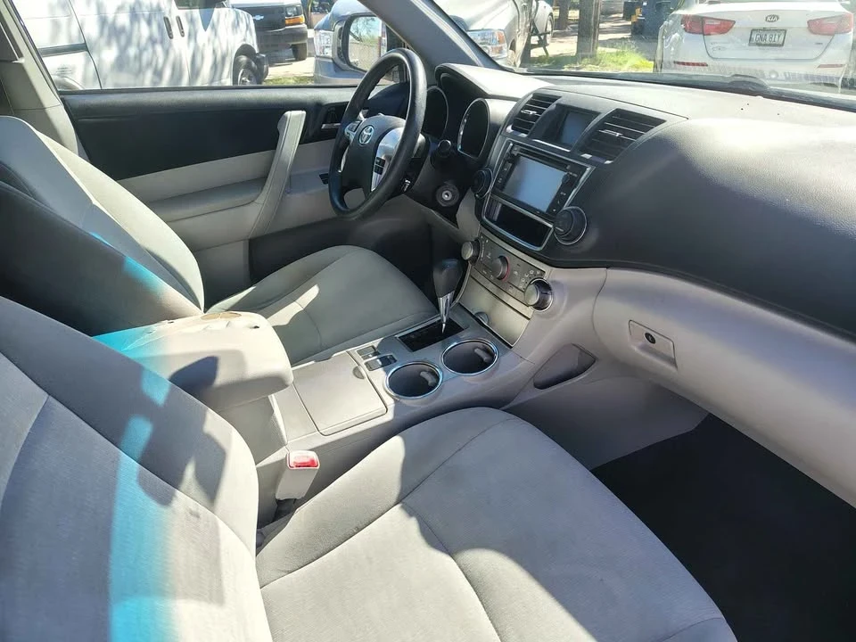 2013 Toyota Highlander - Image 10 of 13