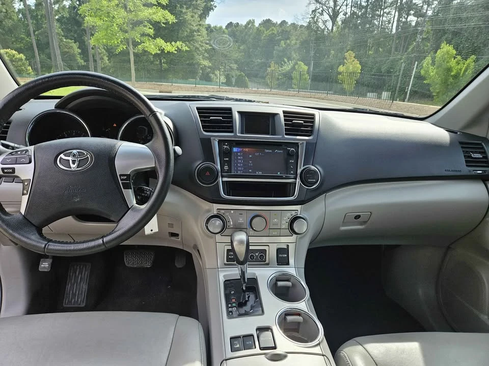 2013 Toyota Highlander - Image 9 of 14