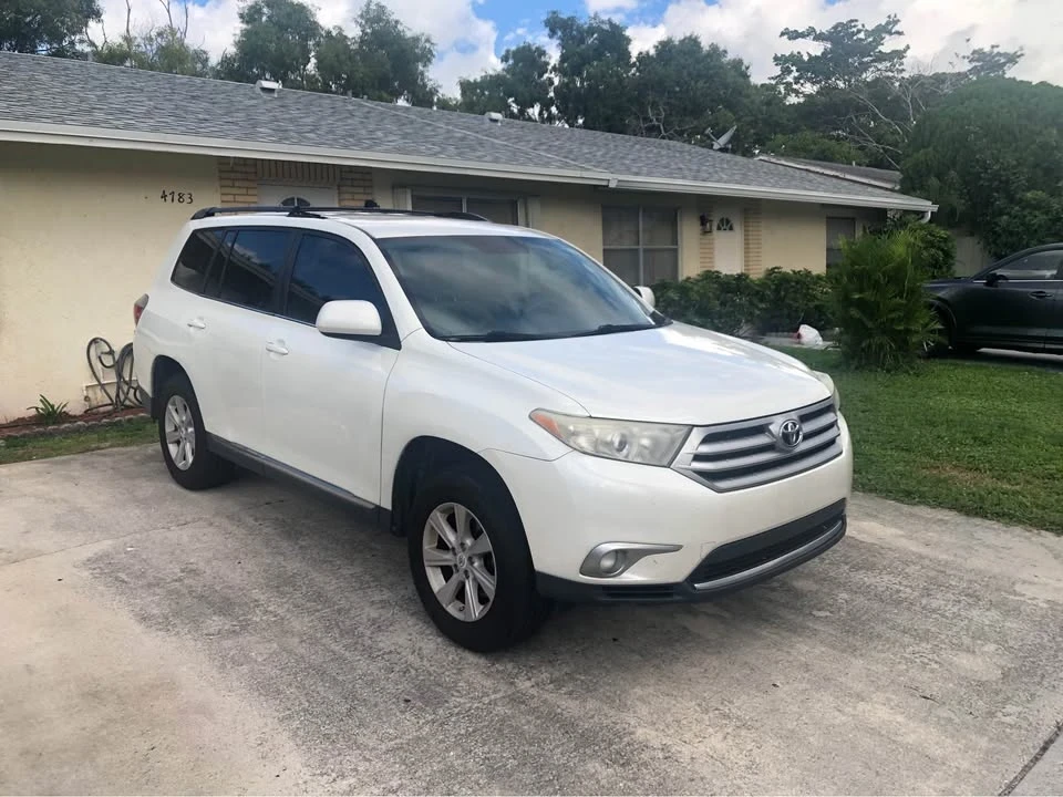 2013 Toyota Highlander - Image 2 of 6
