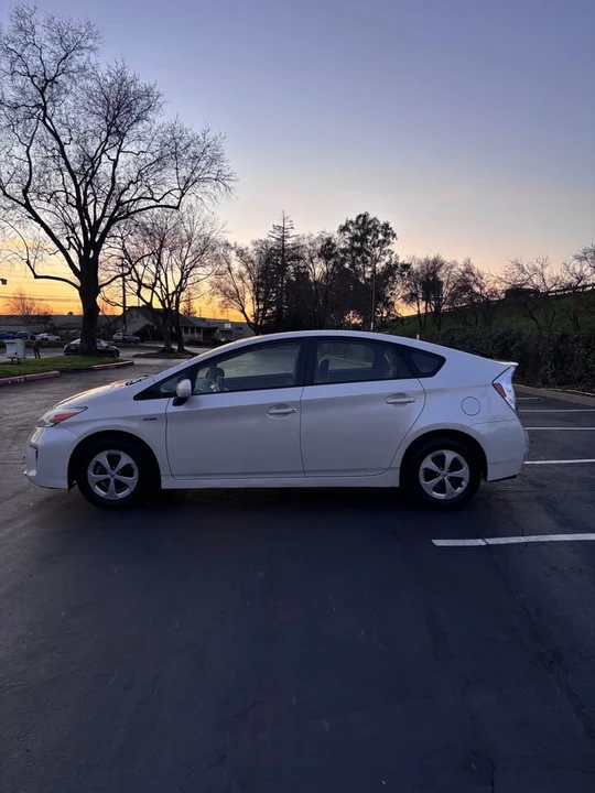 2013 Toyota Prius 3rd Gen - Image 7 of 13