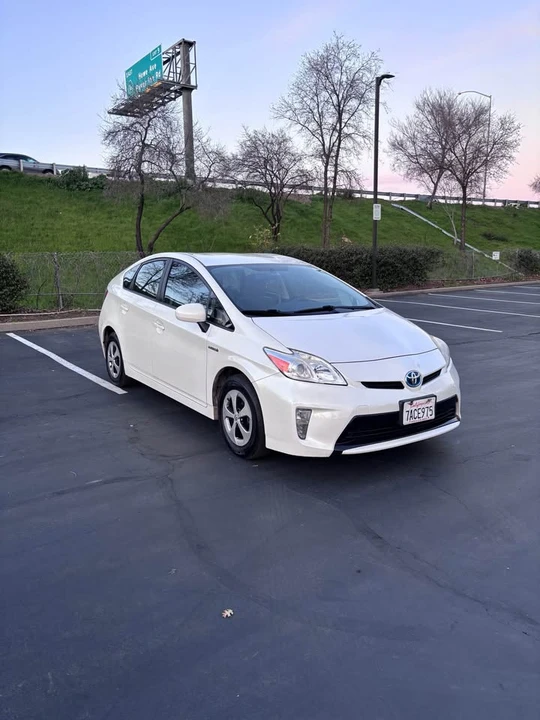 2013 Toyota Prius 3rd Gen - Image 2 of 13