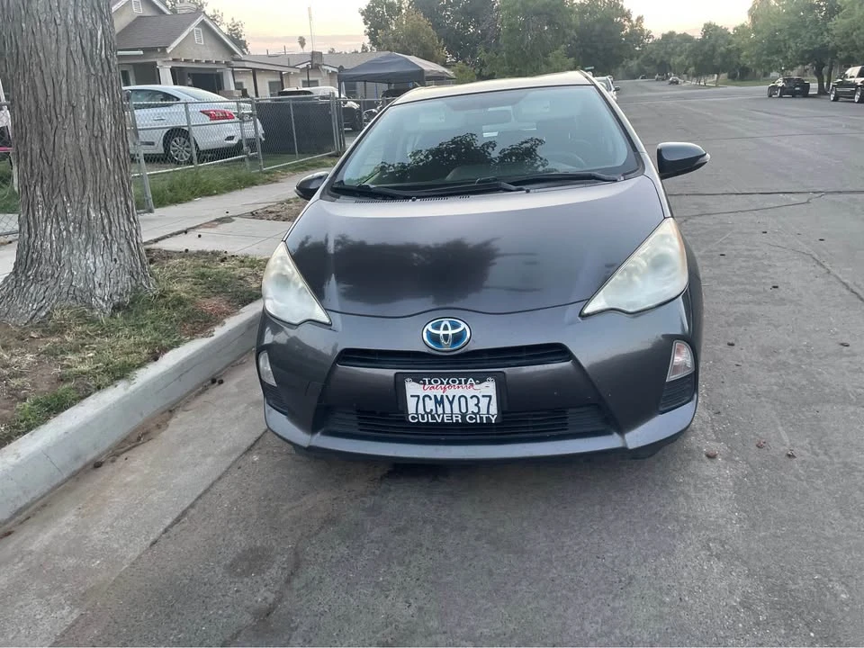 2013 Toyota Prius 3rd Gen - Image 4 of 5