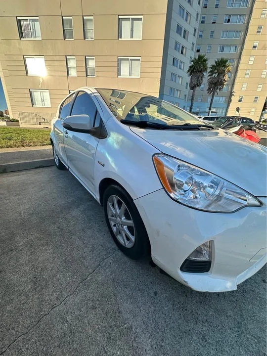 2013 Toyota Prius 3rd Gen - Image 6 of 6