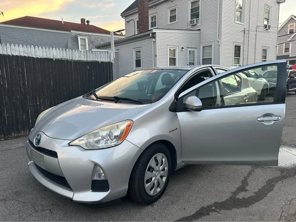 2013 Toyota Prius 3rd Gen - Image 4 of 5