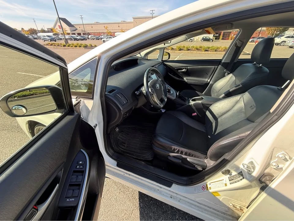 2013 Toyota Prius 3rd Gen - Image 9 of 13