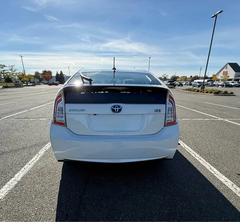 2013 Toyota Prius 3rd Gen - Image 8 of 13