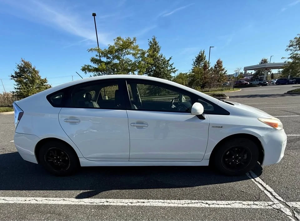 2013 Toyota Prius 3rd Gen - Image 4 of 13