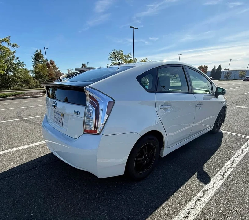 2013 Toyota Prius 3rd Gen - Image 5 of 13