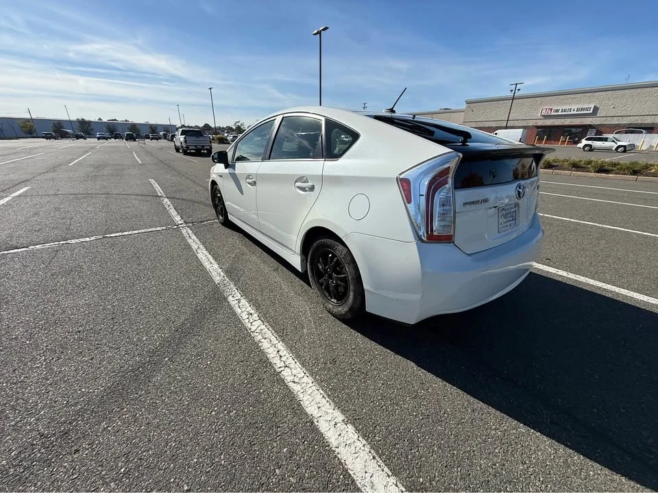 2013 Toyota Prius 3rd Gen - Image 7 of 13
