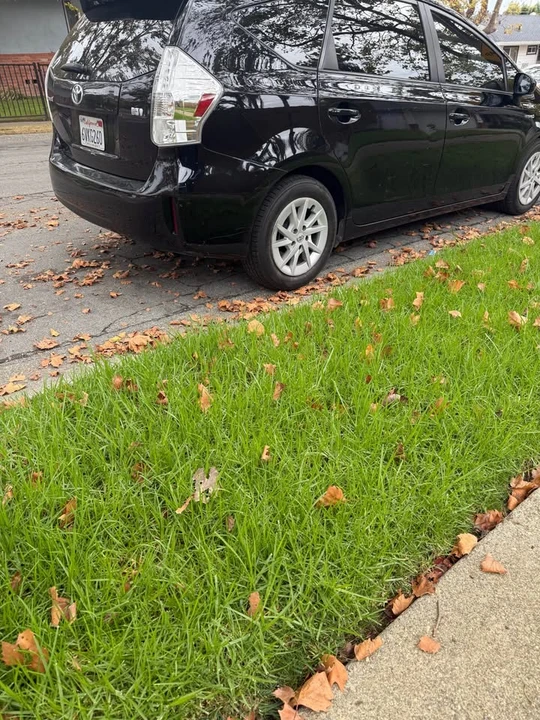 2013 Toyota Prius 3rd Gen - Image 5 of 6