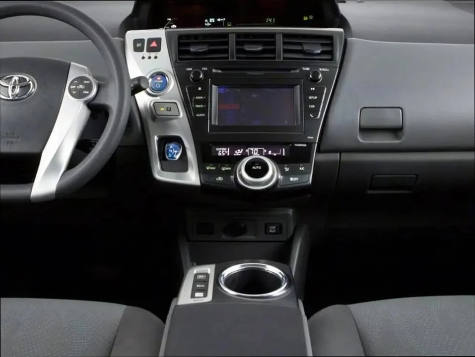 2013 Toyota Prius 3rd Gen - Image 6 of 7