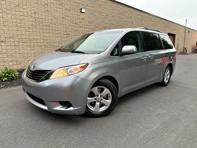 2013 Toyota Sienna 2nd Gen - Image 2 of 18