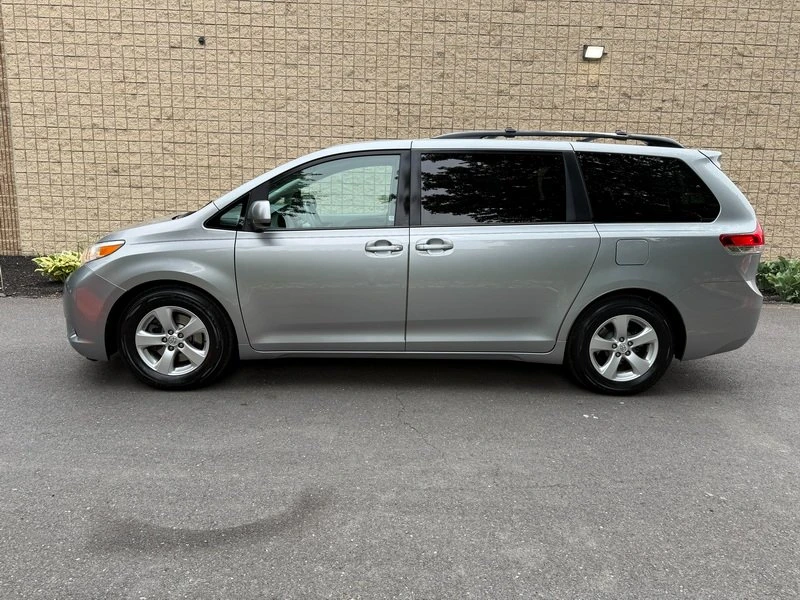 2013 Toyota Sienna 2nd Gen - Image 3 of 18