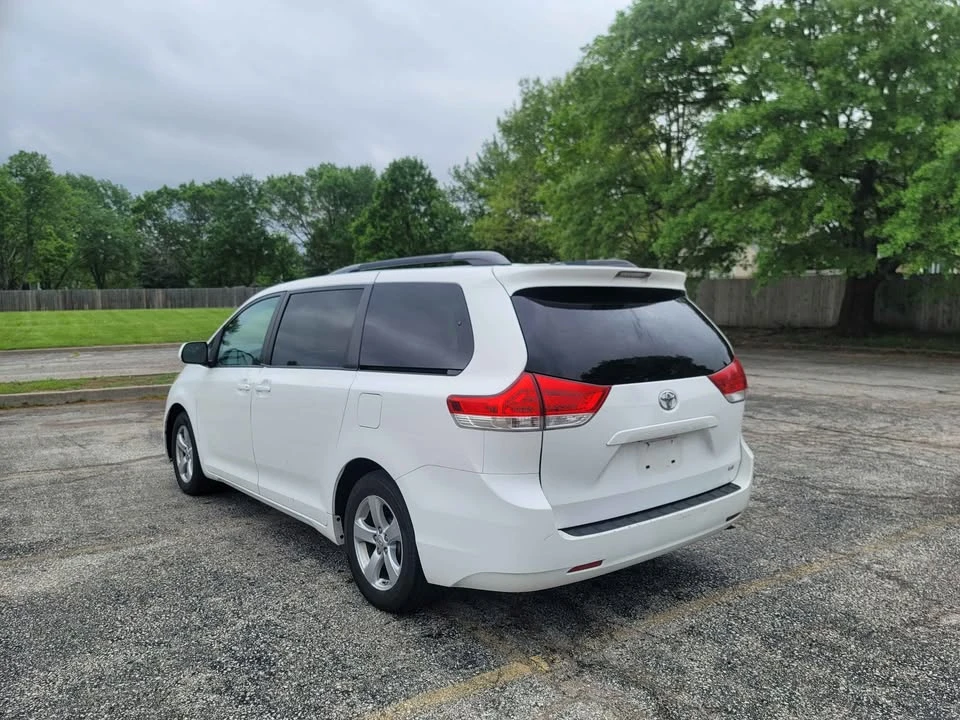 2013 Toyota Sienna 3rd Gen - Image 4 of 13