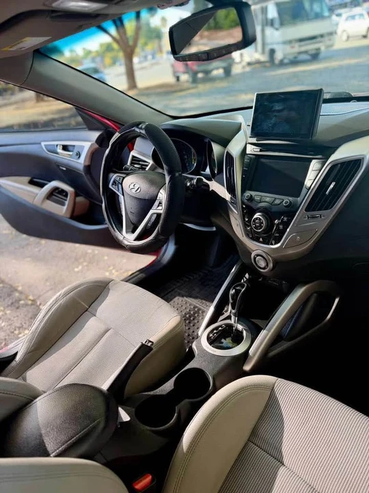 2013 Hyundai Veloster - Image 3 of 4