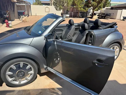 2013 Volkswagen Beetle 2.5L Convertible 2D