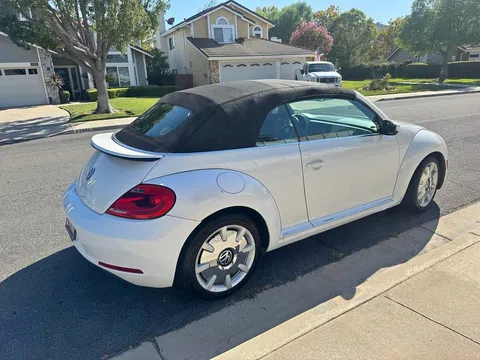 2013 Volkswagen Beetle 2.5L Convertible 2D