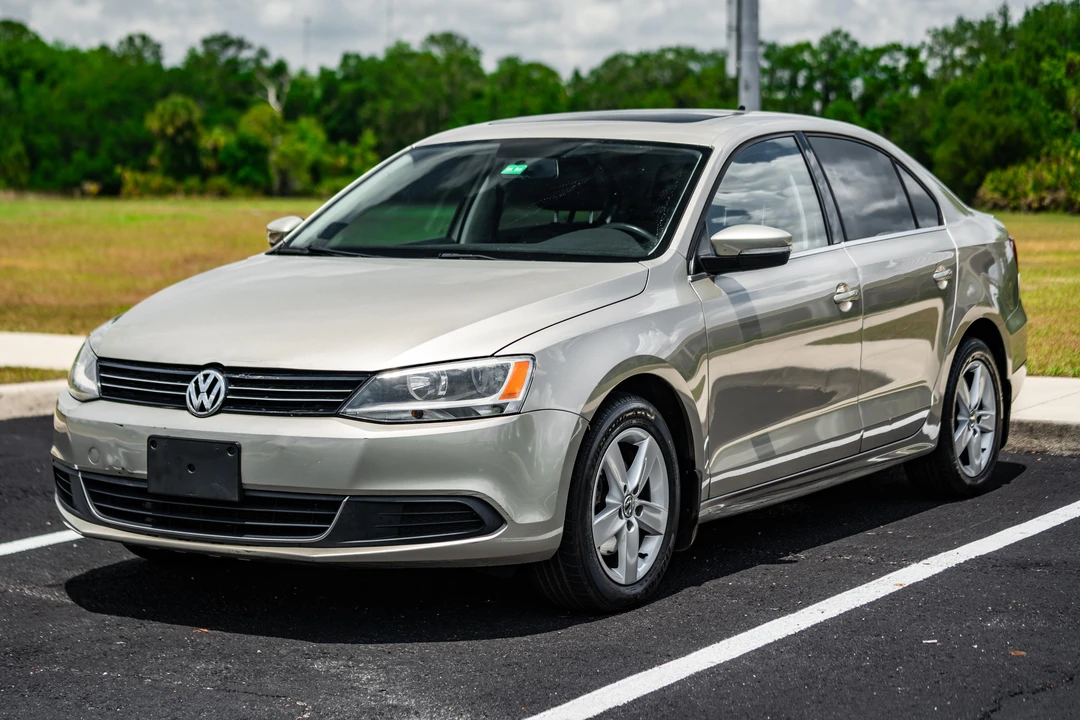 2013 Volkswagen A6 Jetta - Image 8 of 31