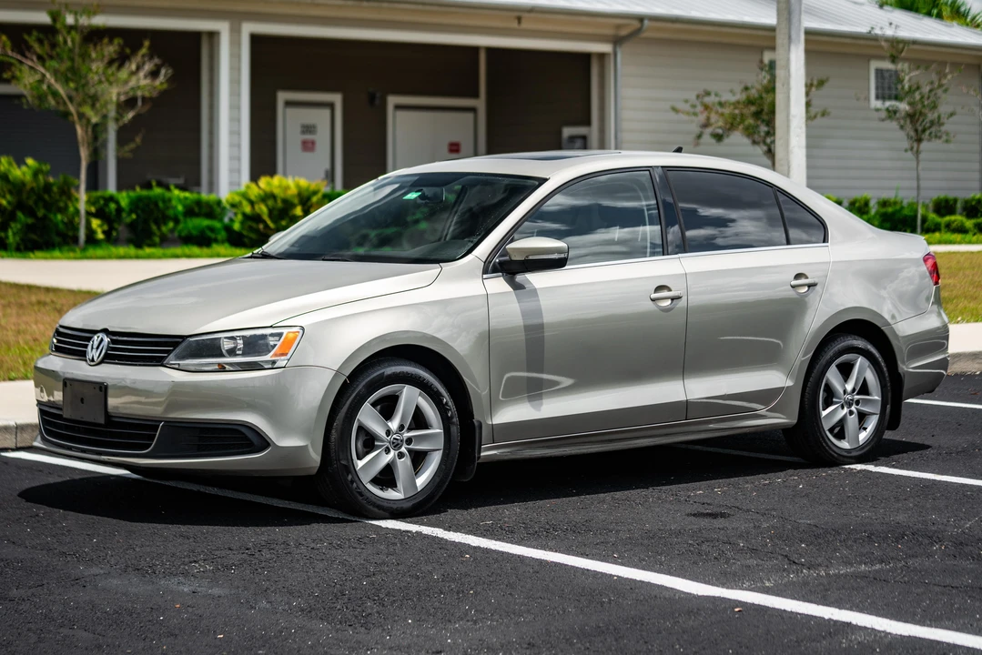 2013 Volkswagen A6 Jetta - Image 10 of 31