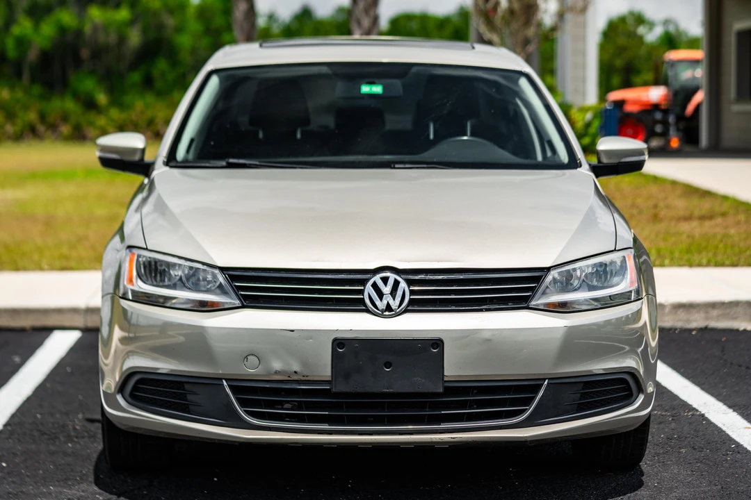 2013 Volkswagen A6 Jetta - Image 2 of 31
