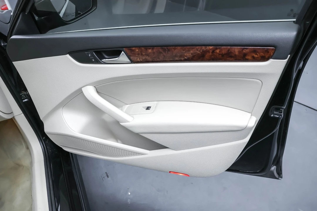 2013 Volkswagen Passat - Image 17 of 21