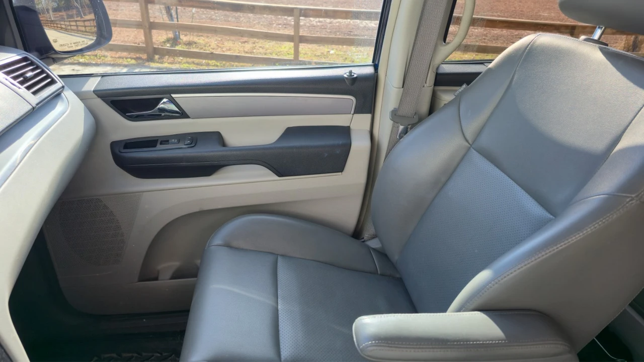 2013 Volkswagen Routan - Image 7 of 20