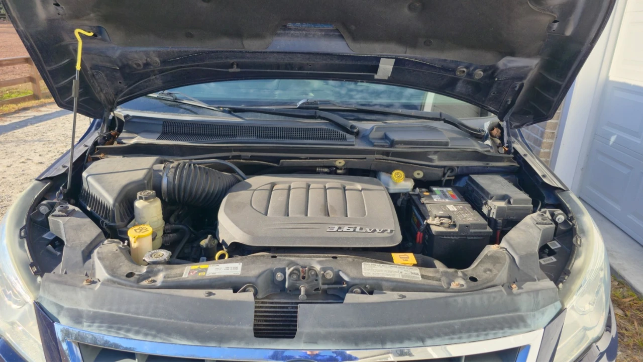 2013 Volkswagen Routan - Image 13 of 20