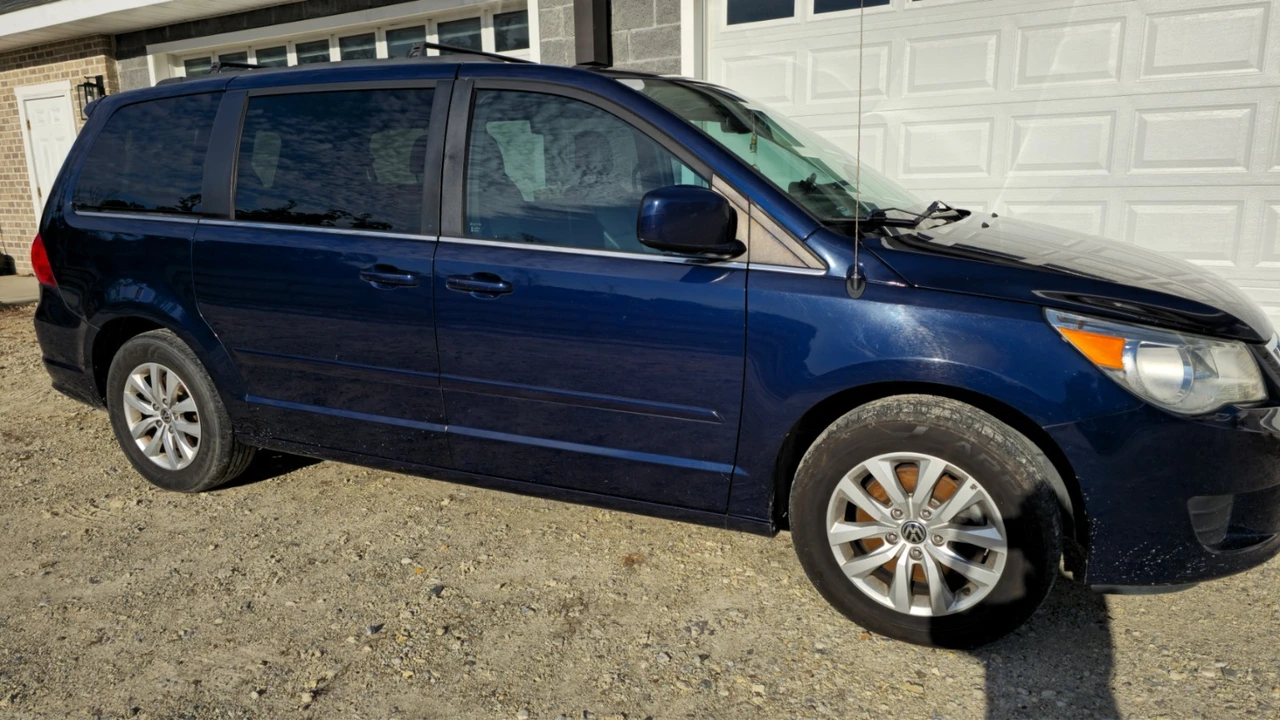 2013 Volkswagen Routan - Image 5 of 20
