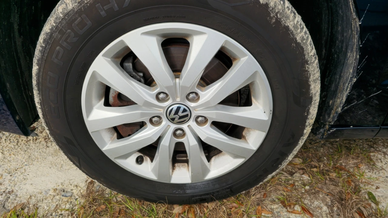 2013 Volkswagen Routan - Image 4 of 20