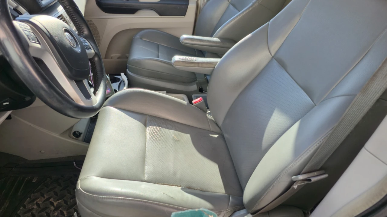 2013 Volkswagen Routan - Image 10 of 20