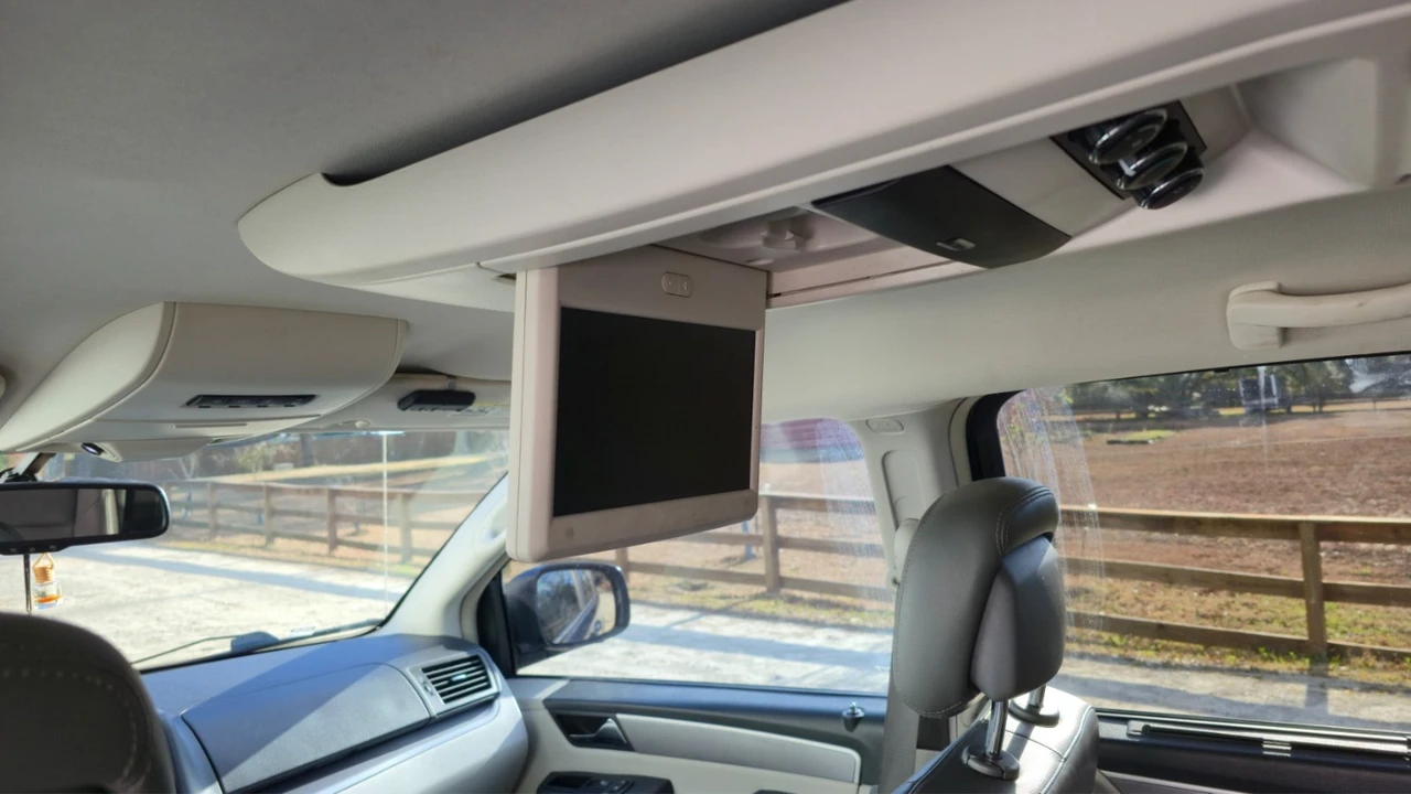 2013 Volkswagen Routan - Image 15 of 20