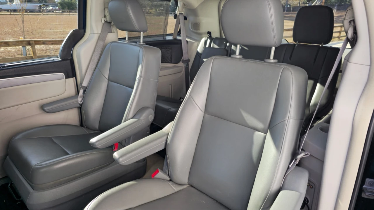2013 Volkswagen Routan - Image 9 of 20