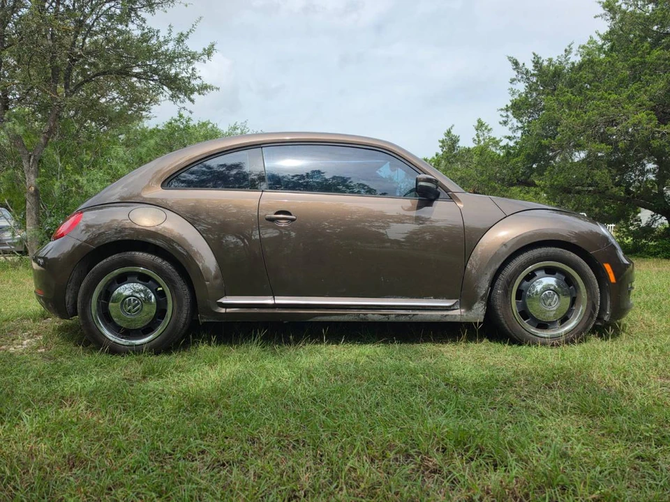 2013 Volkswagen A5 Beetle - Image 2 of 9