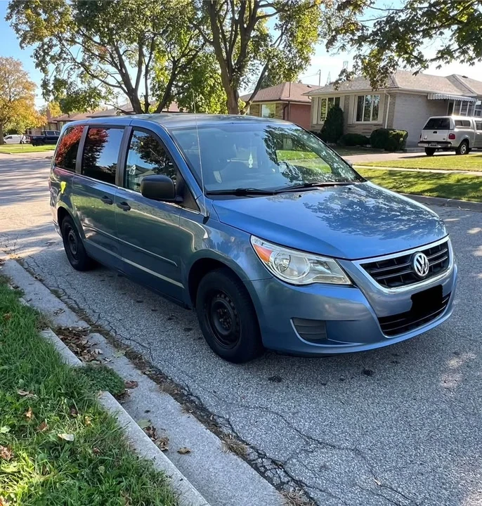2013 Volkswagen Routan - Image 2 of 9