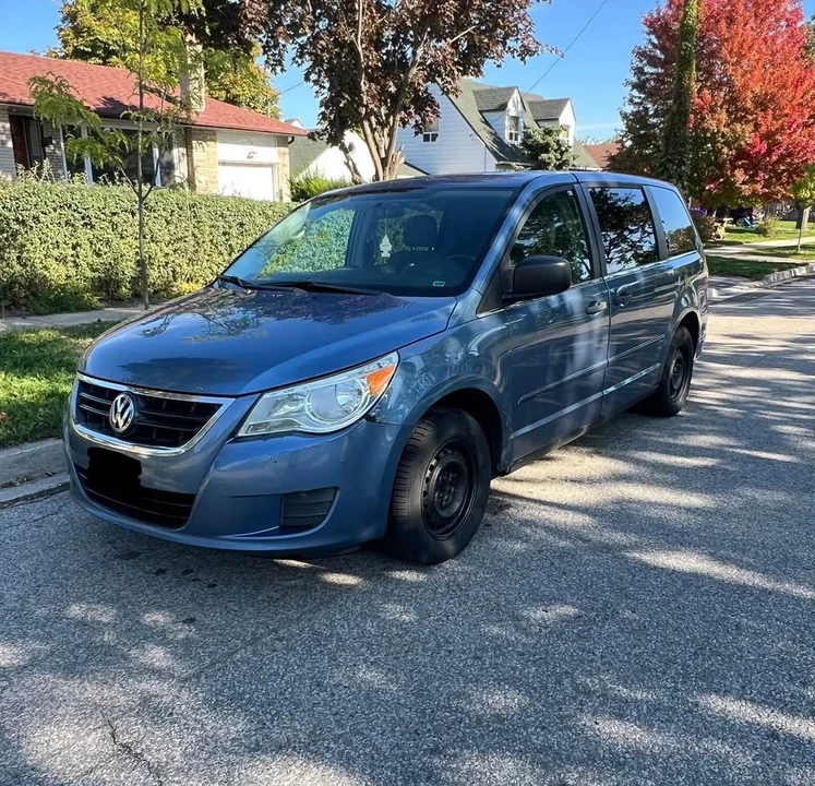 2013 Volkswagen Routan - Image 3 of 9