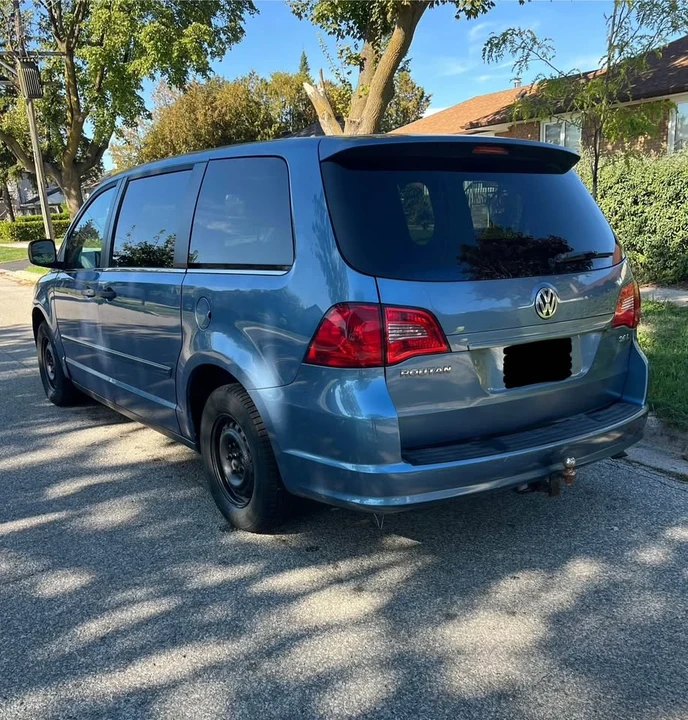 2013 Volkswagen Routan - Image 4 of 9
