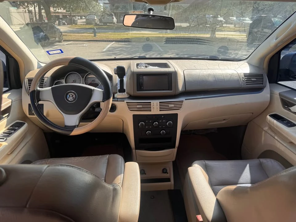 2009 Volkswagen Routan - Image 12 of 12