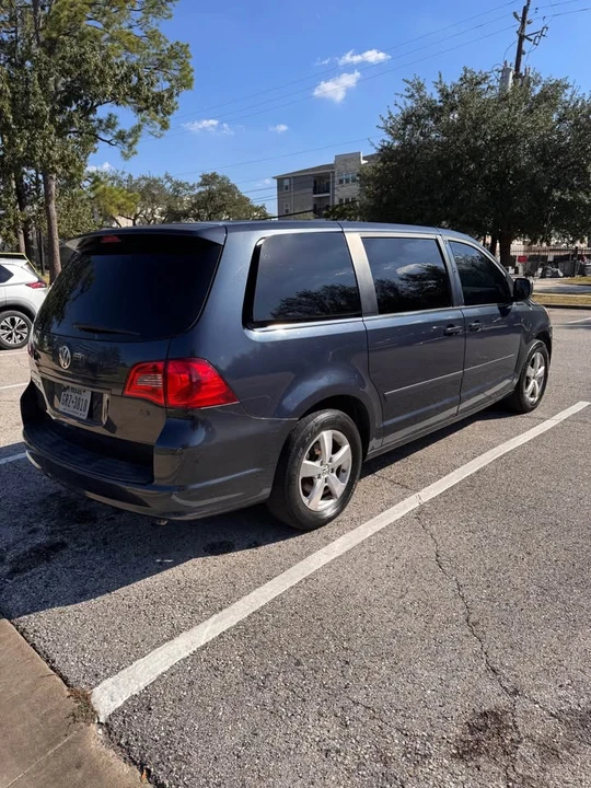 2009 Volkswagen Routan - Image 4 of 12