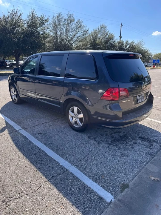 2009 Volkswagen Routan - Image 2 of 12