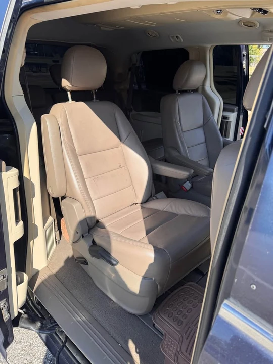 2009 Volkswagen Routan - Image 7 of 12