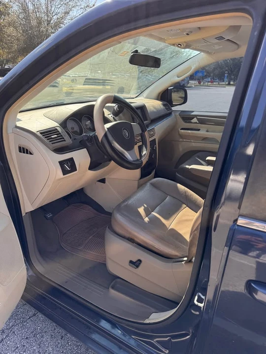 2009 Volkswagen Routan - Image 5 of 12