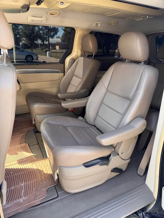 2009 Volkswagen Routan - Image 6 of 12