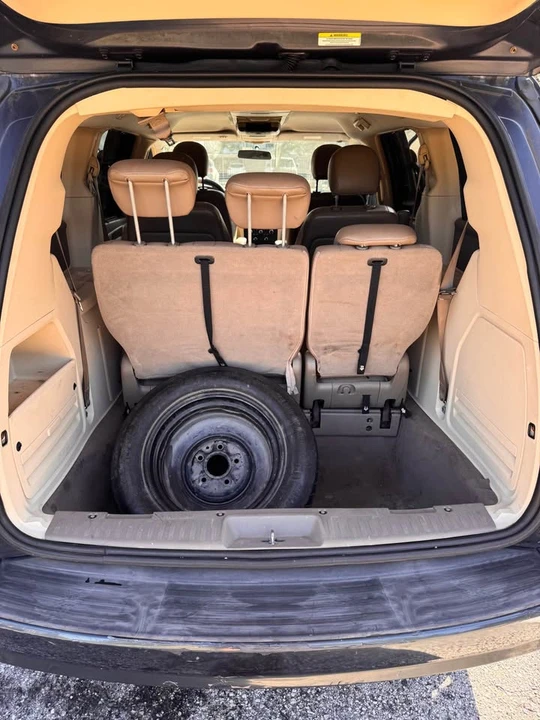 2009 Volkswagen Routan - Image 9 of 12