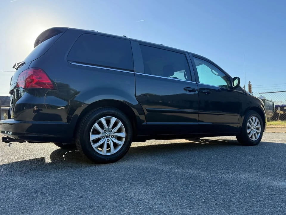 2013 Volkswagen Routan - Image 4 of 15