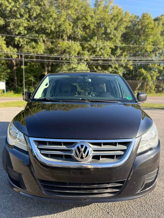 2013 Volkswagen Routan - Image 2 of 15