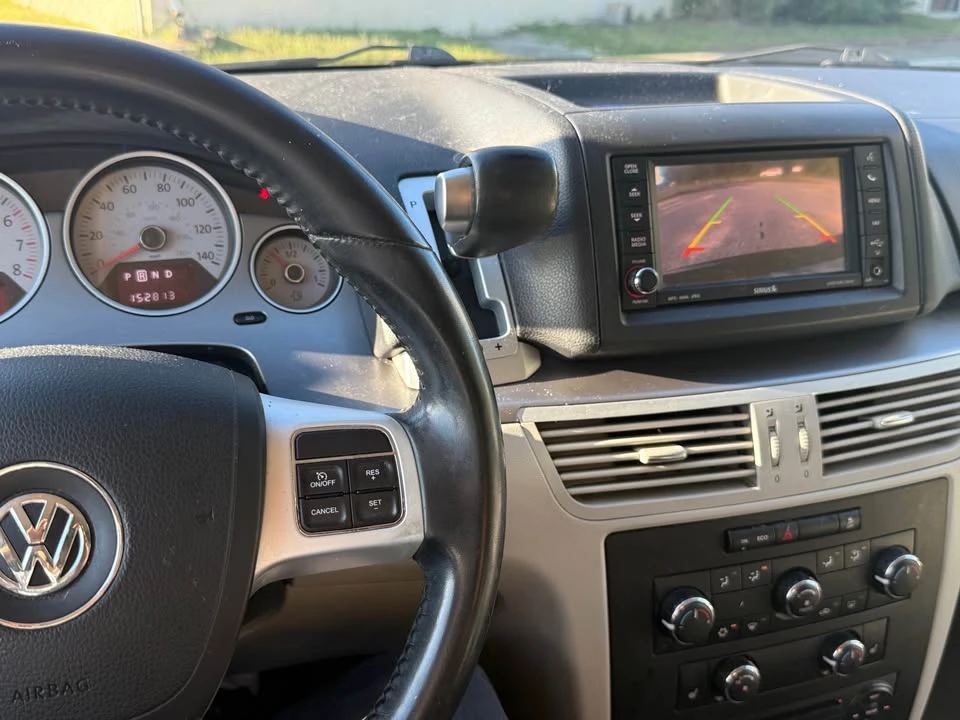 2013 Volkswagen Routan - Image 10 of 15