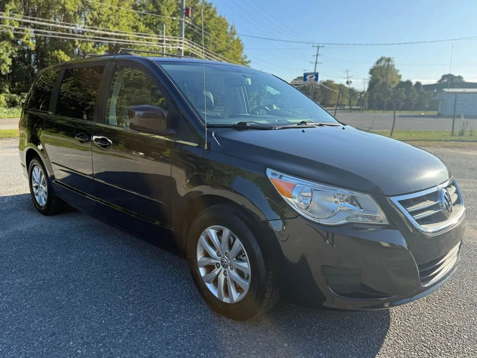 2013 Volkswagen Routan - Image 3 of 15