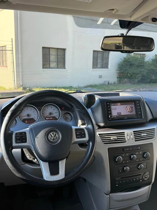 2013 Volkswagen Routan - Image 9 of 15